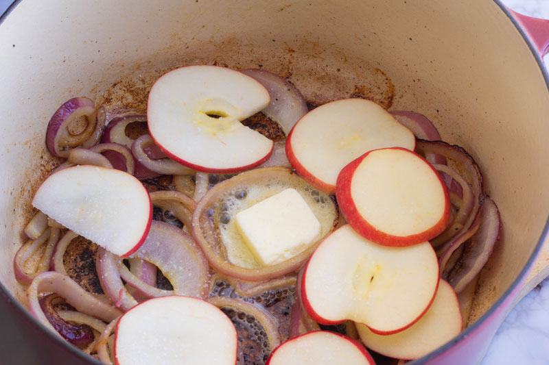 Cooking caramelized onions with apples, butter and olive oil